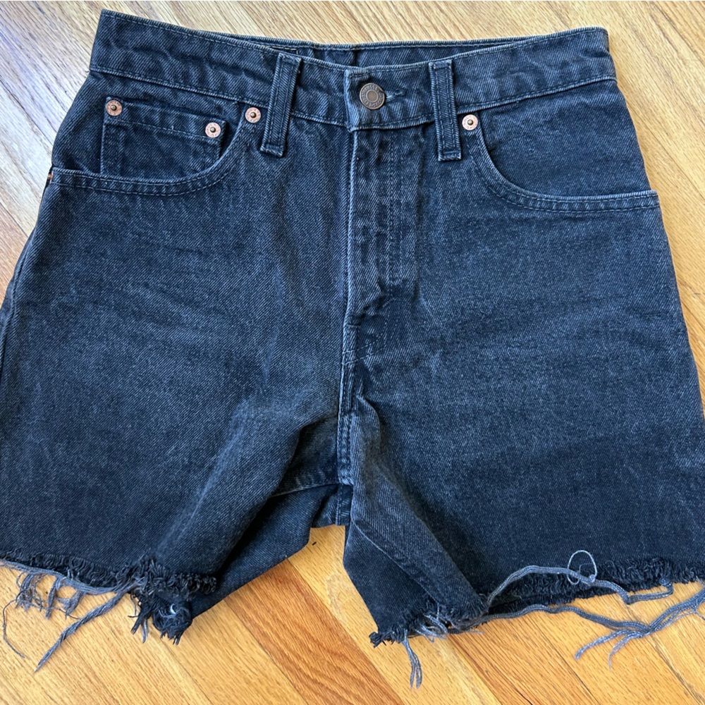 Vintage black Levi’s 501 midi short 24
